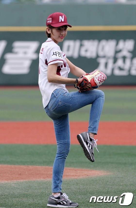 (서울=뉴스1) 손형주 기자 = 탤런트 이해인이 26일 서울 목동구장에서 열린 2013프로야구 넥센히어로즈과 롯데자이언츠의 경기에 앞서 시구를 하고 있다. 2013. 5. 26/뉴 …