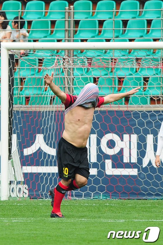 (포항=뉴스1) 최창호 기자 = 26일 현대오일뱅크 K리그 클래식 포항스틸러스와 대구 FC의 경기 후 열린 추억의 경기에서 '포항의 전설' 라데가 골을 성공 시킨후 세리머니를 하고 …