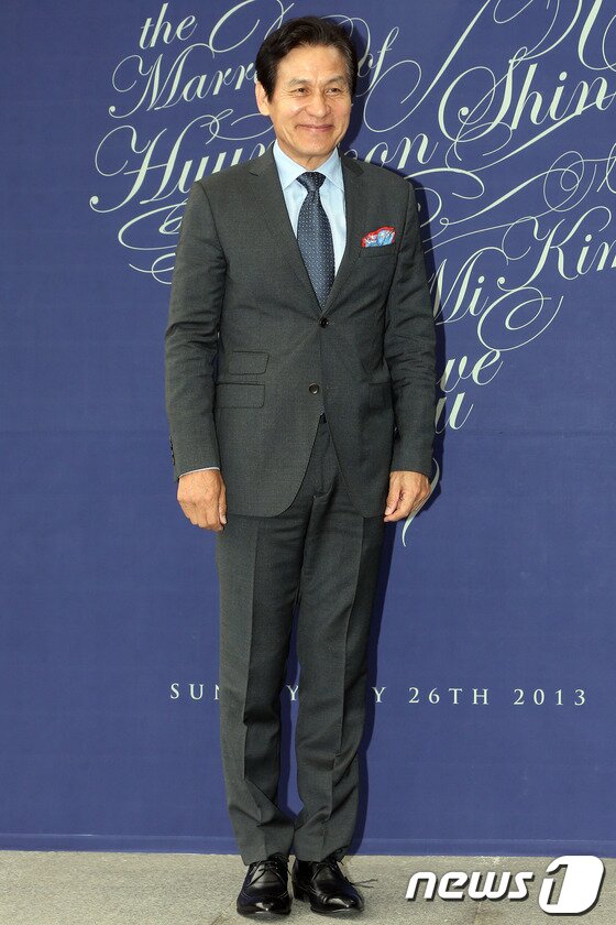 본문 이미지 - 배우 안성기가 26일 오후 용산구 한남동 그랜드하얏트서울에서 열린 배우 신현준의 결혼식에 참석하며 포즈를 취하고 있다. 2013.5.26 머니투데이/뉴스1 © News1 