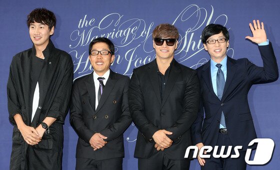 본문 이미지 - 방송인 유재석, 가수 김종국, 방송인 김제동, 배우 이광수가(오른쪽부터) 26일 오후 용산구 한남동 그랜드하얏트서울에서 열린 배우 신현준의 결혼식에 참석하며 포즈를 취하고 있다. 2013.5.26 머니투데이/뉴스1 © News1 