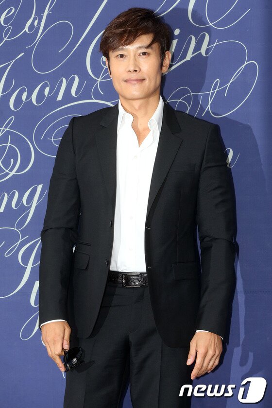 본문 이미지 - 배우 이병헌이 26일 오후 용산구 한남동 그랜드하얏트서울에서 열린 배우 신현준의 결혼식에 참석하며 포즈를 취하고 있다. 2013.5.26 머니투데이/뉴스1 © News1 