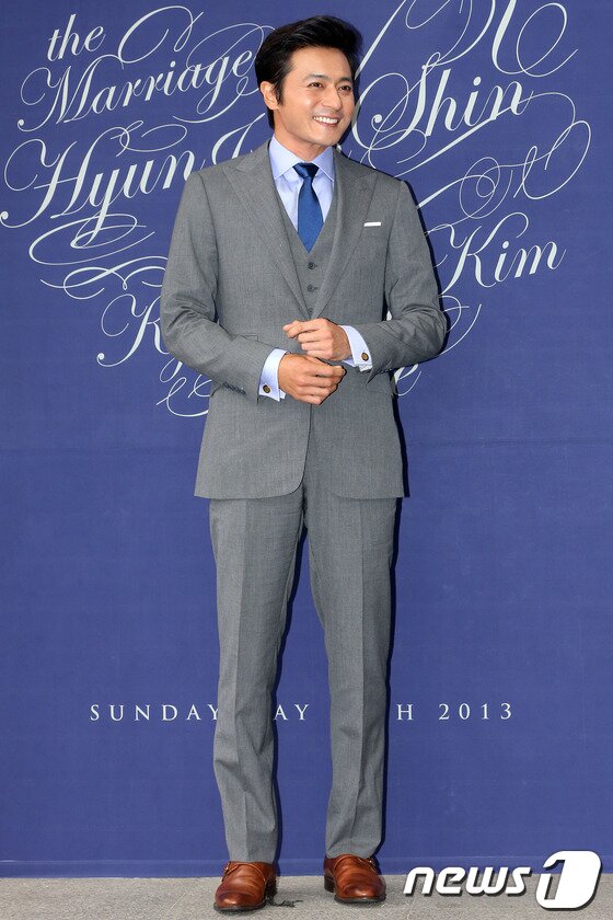 본문 이미지 - 배우 장동건이 26일 오후 용산구 한남동 그랜드하얏트서울에서 열린 배우 신현준의 결혼식에 참석하며 포즈를 취하고 있다. 2013.5.26 머니투데이/뉴스1 © News1 