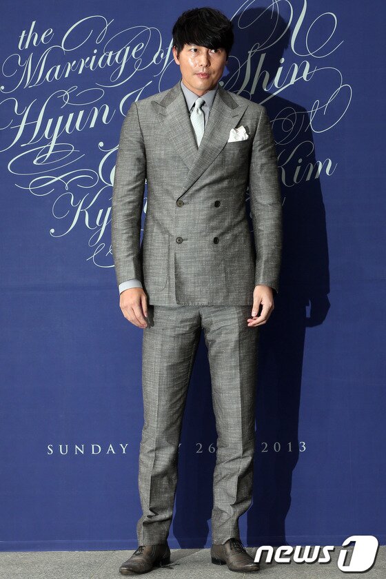 본문 이미지 - 배우 정우성이 26일 오후 용산구 한남동 그랜드하얏트서울에서 열린 배우 신현준의 결혼식에 참석하며 포즈를 취하고 있다. 2013.5.26 머니투데이/뉴스1 © News1 