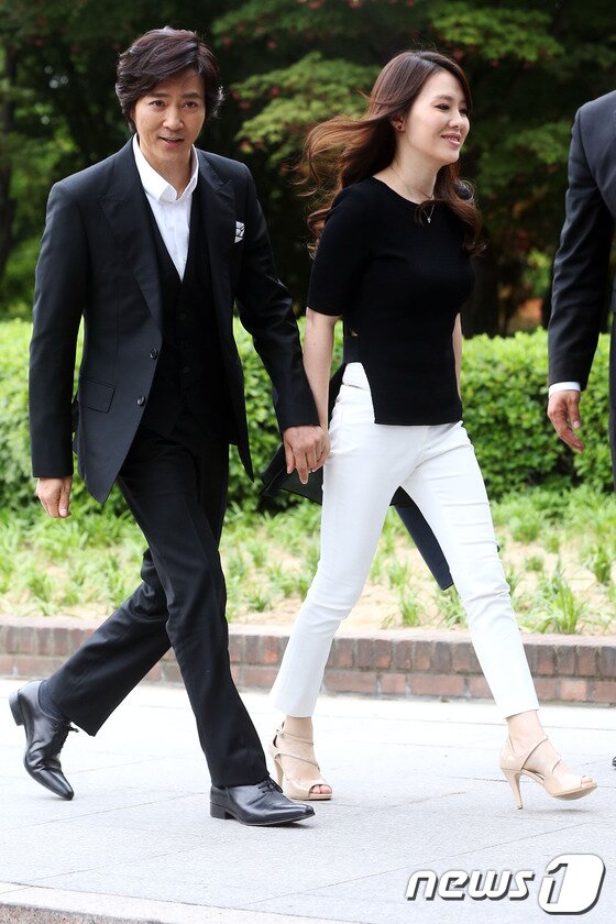 본문 이미지 - 배우 최수종-하희라 부부가 26일 오후 용산구 한남동 그랜드하얏트서울에서 열린 배우 신현준의 결혼식에 참석하고 있다. 2013.5.26 머니투데이/뉴스1 © News1 