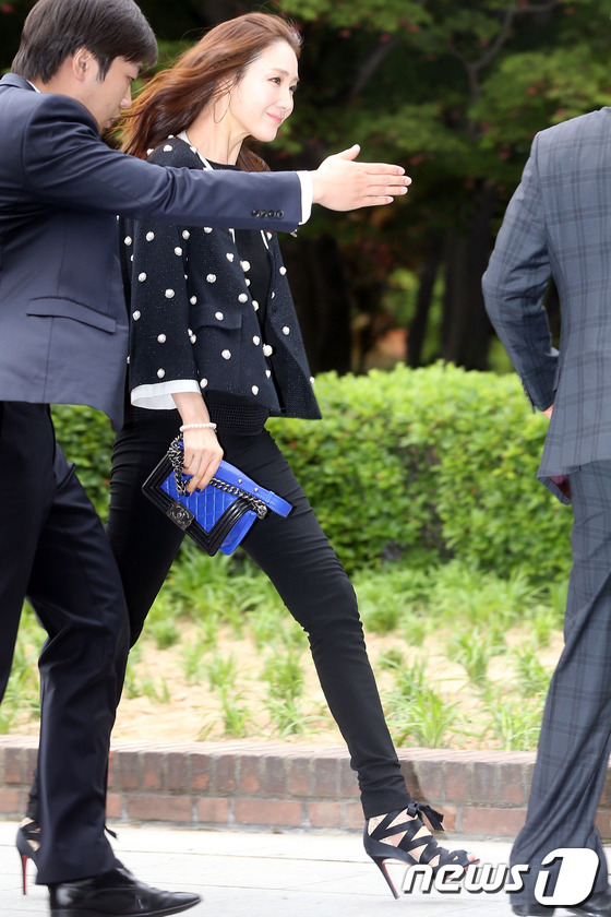 배우 최지우가 26일 오후 용산구 한남동 그랜드하얏트서울에서 열린 배우 신현준의 결혼식에 참석하며 포즈를 취하고 있다. 2013.5.26 머니투데이/뉴스1