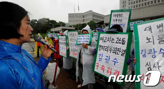 (서울=뉴스1) 윤선미 인턴기자 = 27일 오전 서울 서초구 대법원 정문 앞에서 김옥주 전국저축은행 비상대책위원회 위원장이 국가배상 신청 승인을 촉구하는 집회에서 발언을 하고 있다 …