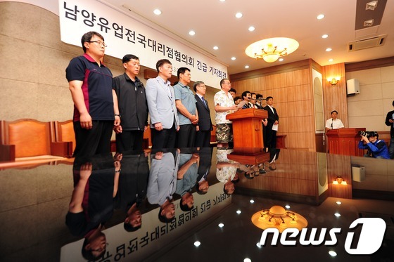 (서울=뉴스1) 한재호 기자 = 남양유업 현직 대리점주들로 구성된 전국대리점협의회가 29일 오전 서울 종로구 연지동 한국기독교회관에서 긴급 기자회견을 갖고 성명서를 발표하고 있다. …
