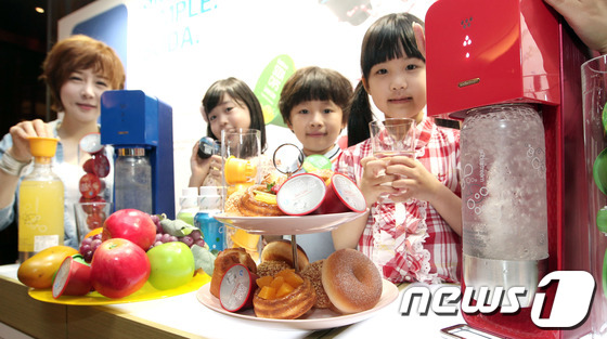 이스라엘 탄산수 제조기 회사 소다스트림이 29일 오전 서울 중구 소공동 웨스틴 조선호텔에서 디자인과 편의사양을 한 단계 높인 신제품 '소스' 출시 행사를 진행하고 있다. '소스'는 …