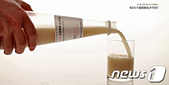본문 이미지 - 울산 울주군 상북면의 김정식·박복순 부부가 방부제나 인공균을 첨가하지 않고 국내산 햅쌀과 누룩, 항아리를 이용, 전통방식으로 제조하는 복순도가 막걸리. /복순도가 막걸리 홈페이지 캡처 ⓒ News1
