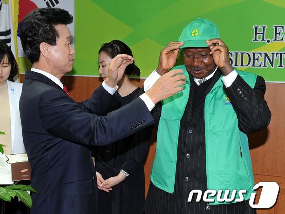 (성남=뉴스1) 박세연 기자 = 방한중인 요웨이 무세베니 우간다 대통령이 31일 오전 경기도 성남시 분당구 새마을운동중앙연수원을 방문해 최종열 새마을운동중앙회장이 건낸 새마을운동 …