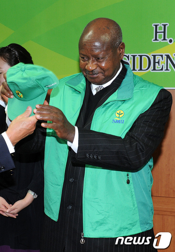 (성남=뉴스1) 박세연 기자 = 방한중인 요웨이 무세베니 우간다 대통령이 31일 오전 경기도 성남시 분당구 새마을운동중앙연수원을 방문해 새마을운동 옷과 모자를 선물받고 있다. 20 …