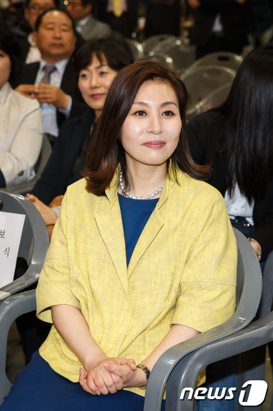 (고양=뉴스1) 유승관 기자 = 4일 오후 경기 고양시 킨텍스에서 열린 민주당 5.4 정기전국대의원대회에서 당대표로 선출된 김한길 대표의 부인 최명길 씨가 남편의 대표 수락연설을 …