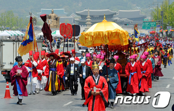 (서울=뉴스1) 박세연 기자 = 5일 오전 서울시가 어린이날을 맞이해 가진 어가행렬 재현 행사에서 어가행렬이 경복궁을 출발해 종묘로 향하고 있다. 서울시는 어린이날을 맞이해 유네스 …