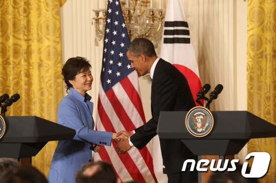 본문 이미지 - 박근혜 대통령과 버락 오바마 미국 대통령이 7일(현지시간) 미국 백악관에서 공동기자회견에 참석해 악수하고 있다. (청와대 블로그 제공) 2013.5.8/뉴스1 © News1 박철중 기자