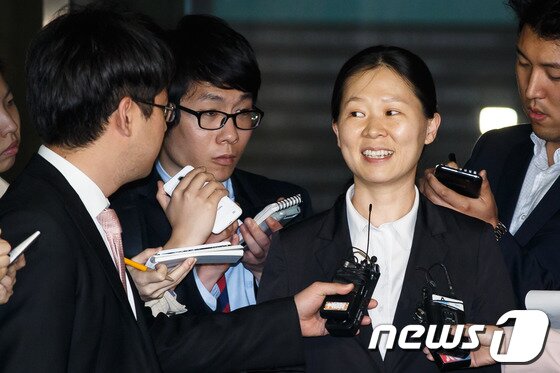 본문 이미지 - 권은희 서울 송파경찰서 수사과장(전 서울 수서경찰서 수사과장)이 국정원 대선개입 의혹과 관련, 8일 저녁 서울 서초동 중앙지검에서 참고인 신분 조사를 마치고 취재진의 질문에 답하고 있다. 수서경찰서 수사과장 재직 당시 국정원 댓글사건 수사책임자였던 권 과장은 경찰고위층이 수사에 부당개입해 축소를 지시했다고 주장한 바 있다. 2013.5.8/뉴스1 © News1   유승관 기자