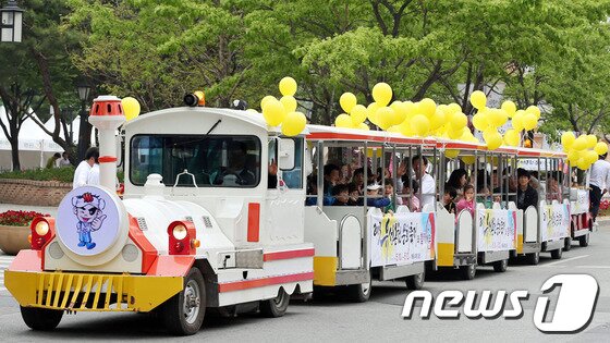 본문 이미지 - 축제장에서 유림공원 사이를 운행하는 코끼리 열차 모습© News1 