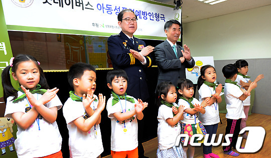 이성한 경찰청장과 굿네이버스 이일하 회장이 9일 오후 서울 서대문구 미근동 경찰청 어린이집에서 열린 굿네이버스 아동성폭력예방인형극에 1일 강사로 나서 위험한 상황에 도움이 되는 ' …