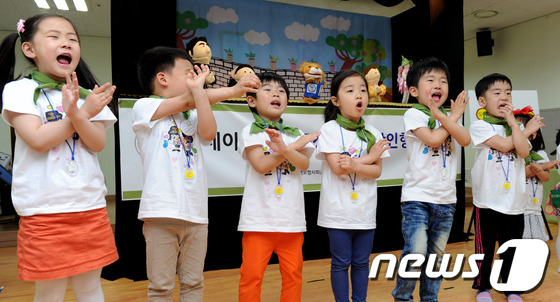 어린이들이 9일 오후 서울 서대문구 미근동 경찰청 어린이집에서 열린 굿네이버스 아동성폭력예방인형극 관람 후 성폭력예방 교육을 받고 있다. 국제구호개발 NGO 굿네이버스와 경찰청은 …