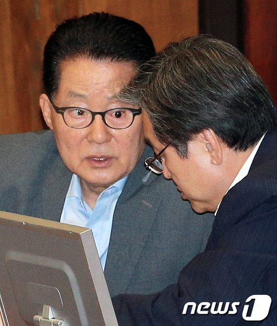 (서울=뉴스1) 오대일 기자 = 민주당 박지원 의원과 새누리당 김무성 의원이 11일 서울 여의도 국회에서 열린 외교ㆍ통일ㆍ안보 분야 대정부질문에서 머리를 맞댄 채 대화를 나누고 있 …