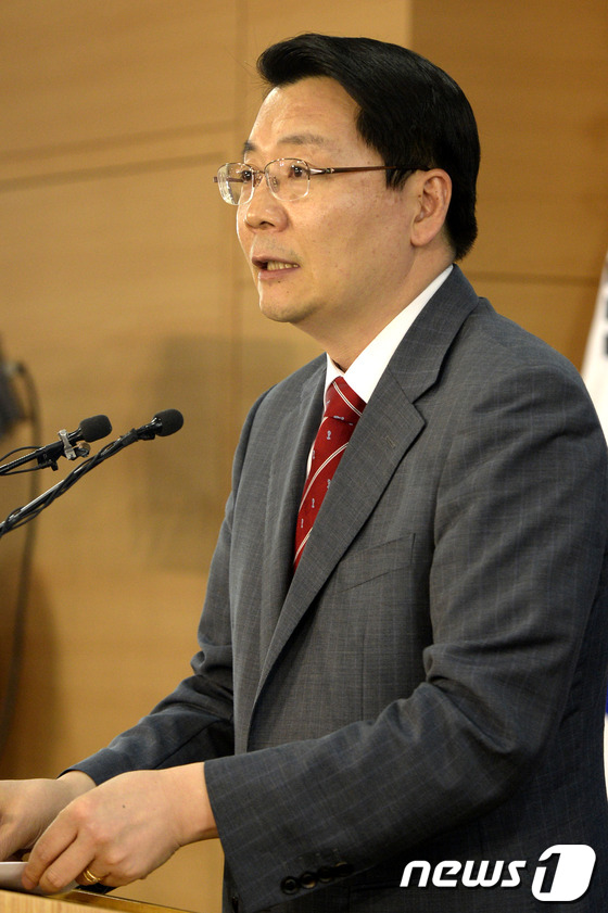 (서울=뉴스1) 안은나 기자 = 김형석 통일부 대변인이 11일 저녁 정부서울청사에서 긴급 브리핑을 갖고 남북당국회담 취소에 관한 정부 입장을 발표하고 있다. 김 대변인은 브리핑에서 …