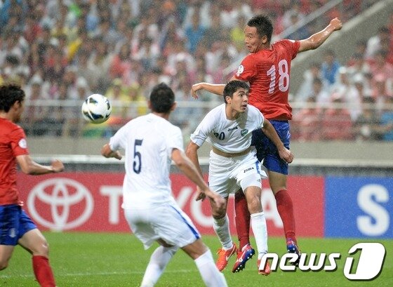 본문 이미지 - 11일 오후 서울월드컵경기장에서 열린 2014브라질월드컵 아시아지역 최종예선 A조 7차전 한국과 우즈베키스탄의 경기에서 김신욱과 우즈벡 수비수가 볼을 다투고 있다.2013.6.11/뉴스1 © News1   이동원 기자
