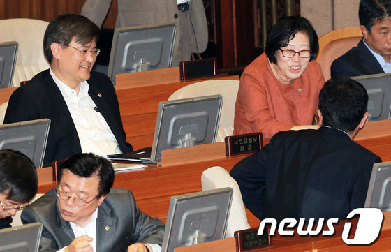 (서울=뉴스1) 오대일 기자 = 윤진숙 해양수산부 장관이 12일 서울 여의도 국회에서 열린 경제 분야 대정부질문에 출석해 국무위원들과 인사를 나누고 있다. 2013.6.12/뉴스1 …