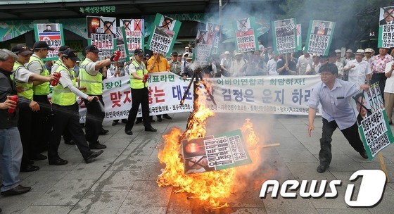 (서울=뉴스1) 한재호 기자 = 보수단체인 '대한민국어버이연합' 회원들이 12일 오후 서울 광화문 KT 앞에서 '수석대표의 격(格)'을 문제 삼아 남북당국회담을 무산시킨 북한을 규 …