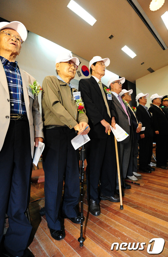 (전주=뉴스1) 김대웅 기자 = 12일 오후 전북 전주고등학교 강당에서 열린 '전주고등학교 졸업 6.25 참전용사 명패 증정식에서 참전용사들이 세월의 흔적을 말해주듯 지팡이에 의지 …