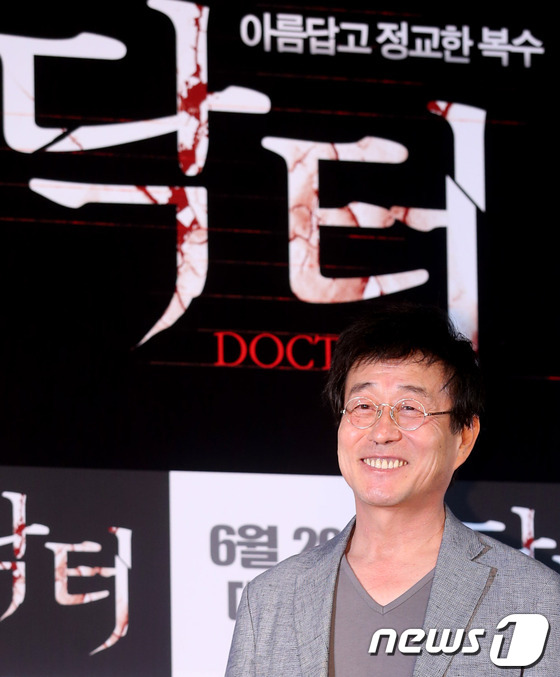 배우 김창완이 12일 오후 서울 롯데시네마 건대입구점에서 열린 영화 '닥터' 언론시사 및 간담회에 참석해 포즈를 취하고 있다. 영화 '닥터(감독 김성홍)'는 부인의 외도를 목격한 …