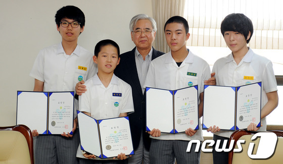 (서울=뉴스1) 양태훈 인턴기자 = 문용린 서울시교육감(가운데)이 13일 오후 서울 종로구 서울시교육청에서 '정의로운 마음과 용감한 행동으로 이웃을 도운 학생'들에게 표창장을 수여 …