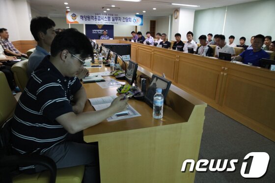 본문 이미지 - 남해해경청이 13일 해양원격응급의료시스템 운용 실무자 간담회 및 교육을 실시하고 있다.(남해지방해양경찰청 제공)© News1 