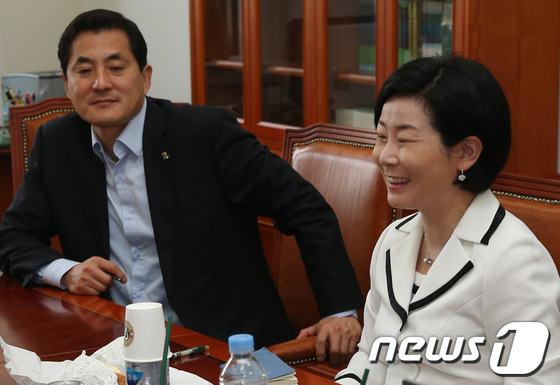 (서울=뉴스1) 송원영 기자 = 김희정 새누리당 의원과 박대출 의원이 14일 서울 여의도 국회 정책위부의장실에서 미래창조과학부와 새누리당 제6정조위원회의 당정협의에 대한 브리핑을 …