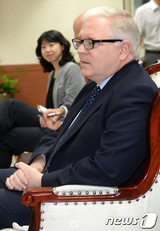 (서울=뉴스1) 박세연 기자 = 마이클 기포드 주북한 영국대사가 14일 오후 서울 세종로 통일부 접견실에서 류길재 통일부 장을 접견해 환담을 나누고 있다 . 2013.6.14/뉴스 …