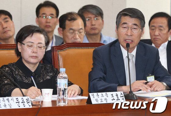 본문 이미지 - 정동식 영훈중학교장(오른쪽)과 조효숙 영훈초등학교장이 14일 서울 여의도 국회에서 열린 교육문화체육관광위원회 전체회의에 출석해 입시 의혹에 대한 의원들의 질의에 답변하고 있다. 2013.6.14/뉴스1 © News1 송원영 기자