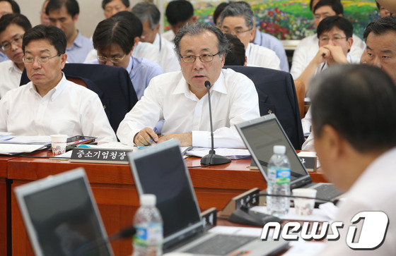 (서울=뉴스1) 송원영 기자 = 한정화 중소기업청장이 14일 서울 여의도 국회에서 열린 산업통상자원위원회 전체회의에서 의원들의 질의에 답변하고 있다. 2013.6.14/뉴스1