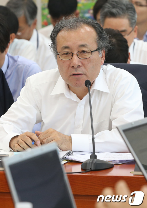 (서울=뉴스1) 송원영 기자 = 한정화 중소기업청장이 14일 서울 여의도 국회에서 열린 산업통상자원위원회 전체회의에서 의원들의 질의에 답변하고 있다. 2013.6.14/뉴스1