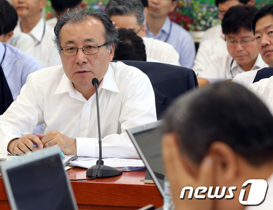 (서울=뉴스1) 송원영 기자 = 한정화 중소기업청장이 14일 서울 여의도 국회에서 열린 산업통상자원위원회 전체회의에서 의원들의 질의에 답변하고 있다. 2013.6.14/뉴스1