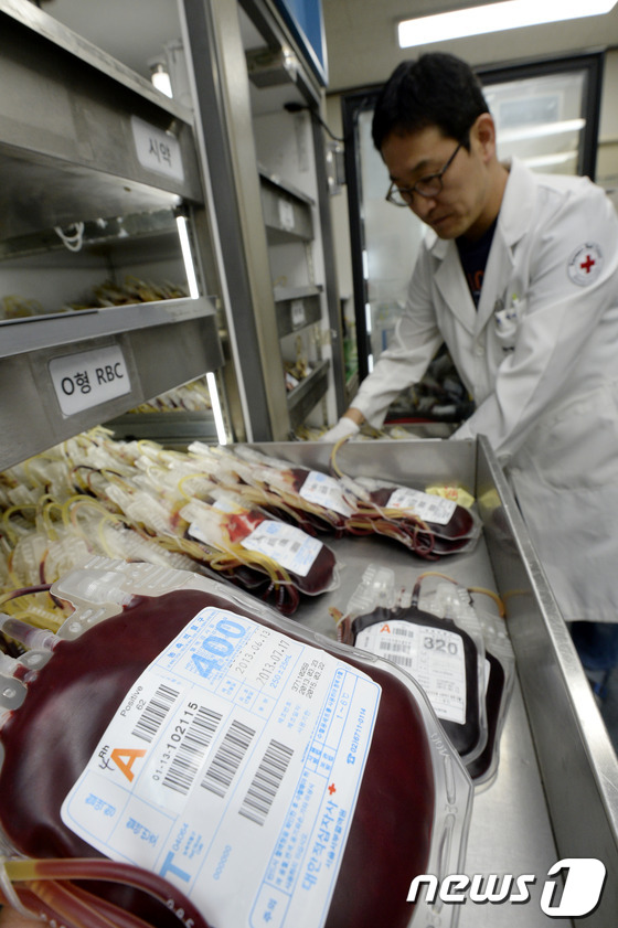 (서울=뉴스1) 안은나 기자 = 세계 헌혈자의 날인 14일 서울 강서구에 위치한 대한적십자사 서부혈액원에서 권영철 임상병리사가 혈액을 정리하고 있다. 권 씨는 매일 이곳에서 600 …