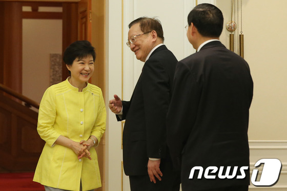 (서울=뉴스1) 박철중 기자 = 박근혜 대통령이 14일 오전 청와대에서 탕자쉬안 중국 전 국무위원을 접견, 이야기를 나누고 있다. (청와대 제공) 2013.6.14/뉴스1