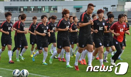 본문 이미지 - 한국 축구대표팀이 15일 오후 울산 중구 종합운동장에서 몸을 풀고 있다. 한국 축구대표팀은 18일 울산문수축구경기장에서 이란 축구대표팀과 '2014 브라질월드컵' 아시아 최종예선 마지막 경기를 치른다. 2013.6.15/뉴스1 © News1   노화정 기자