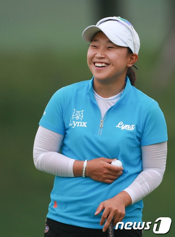 (서울=뉴스1)  = 최은별이 15일 제주도 제주시 엘리시안 제주CC서 열린 KLPGA투어 에쓰오일 챔피언스 대회 2라운드에서 5번홀 파세이브 후 웃으며 홀아웃 하고 있다. (KL …