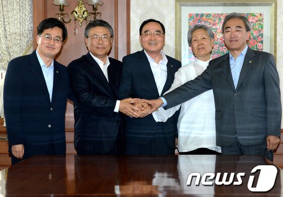 본문 이미지 - 정홍원 국무총리(가운데)가 지난 16일 오후 세종로 정부서울청사에서 반구대 암각화 보존을 위한 카이네틱 댐(Kinetic Dam) 설치 추진 협약식에서 참석자들과 함께 손을 맞잡고 포즈를 취하고 있다. 왼쪽부터 김동연 국무조정실장, 박맹우 울산광역시장, 정 총리, 변영섭 문화재청장, 유진룡 문화체육관광부장관. 2013.6.16/뉴스1 © News1   
