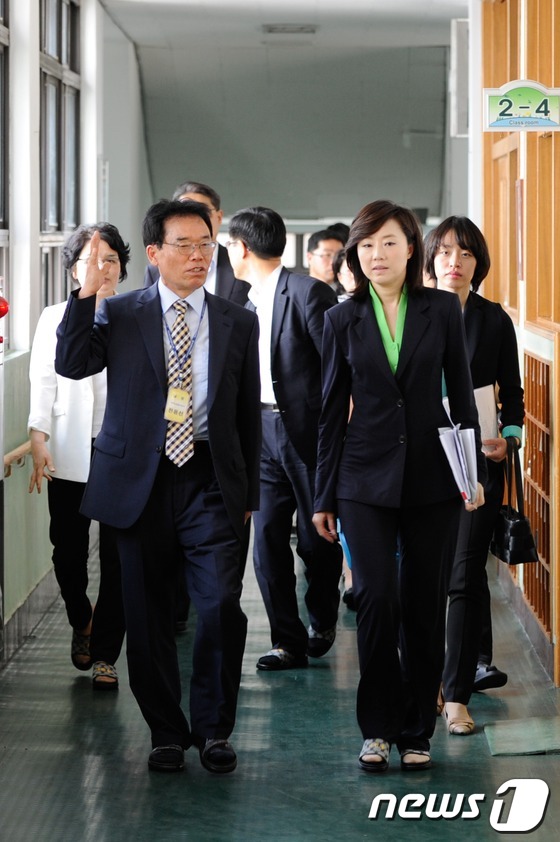 (부산=뉴스1) 전혜원 기자 = 조윤선 여성가족부 장관이 17일 오전 부산 연제구 거제초등학교를 방문해 전용신 교장의 안내를 받으며 학교를 둘러보고 있다. 2013.6.17/뉴스1 …