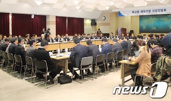 본문 이미지 - 지난 1월17일 제약협회에서 혁신형 제약기업 CEO 및 보건복지부 차관을 비롯한 관계자, 유관단체장들이 모여 신년 간담회를 열었다.(사진제공=한국제약협회) © News1  