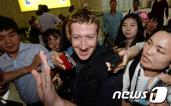 (김포공항=뉴스1) 양동욱 기자 = 페이스북 창시자 마크 저커버그가 17일 저녁 김포국제공항을 통해 입국하며 취재진의 질문을 받고 있다. 저커버그는 내일 청와대를 방문해 박근혜 대 …