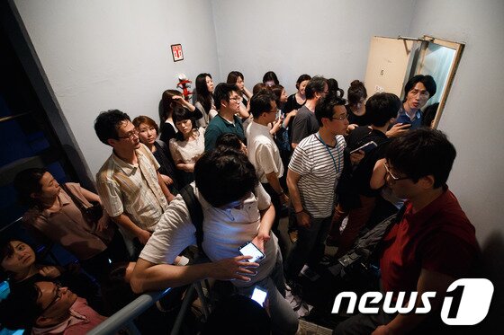 본문 이미지 - 한국일보에 용역을 동원한 편집국 봉쇄와 기사 집배신시스템 폐쇄라는 한국 언론사상 초유의 사태가 발생한 가운데 17일 서울 중구 남대문로 2가 본사 편집국이 연결된 비상계단 철문이 열리자 기자들이 편집국으로 진입을 시도하고 있다. 2013.6.17/뉴스1 © News1 유승관 기자