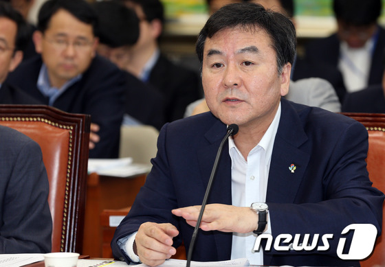 (서울=뉴스1) 허경 기자 = 신제윤 금융위원장이 18일 오전 서울 여의도 국회에서 열린 정무위원회 전체회의에서 의원들의 질의에 답하고 있다. 2013.6.18/뉴스1