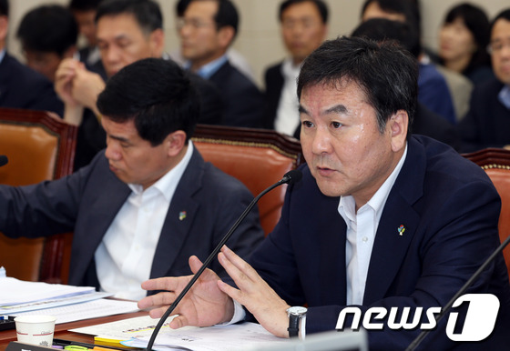 (서울=뉴스1) 허경 기자 = 신제윤 금융위원장이 18일 오전 서울 여의도 국회에서 열린 정무위원회 전체회의에서 의원들의 질의에 답하고 있다. 2013.6.18/뉴스1