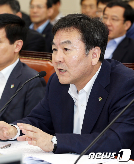 (서울=뉴스1) 허경 기자 = 신제윤 금융위원장이 18일 오전 서울 여의도 국회에서 열린 정무위원회 전체회의에서 의원들의 질의에 답하고 있다. 2013.6.18/뉴스1