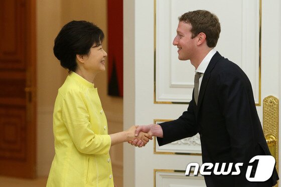 본문 이미지 - 박근혜 대통령이 18일 오전 청와대에서 소셜 네트워크 서비스(SNS) 페이스북(Facebook)의 CEO인 마크 저커버그를 만나 인사를 나누고 있다. (청와대 제공) 2013.6.18/뉴스1 © News1   박철중 기자